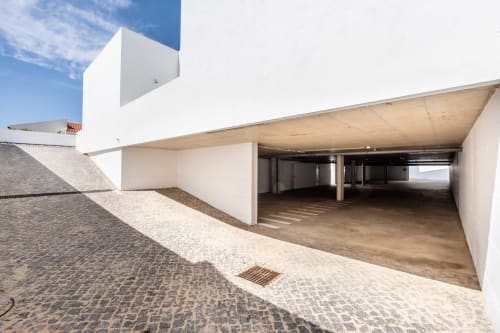 Entrada de moderna villa branca em Casa Arrifana, Bordeira com terraço coberto e vistas para o mar