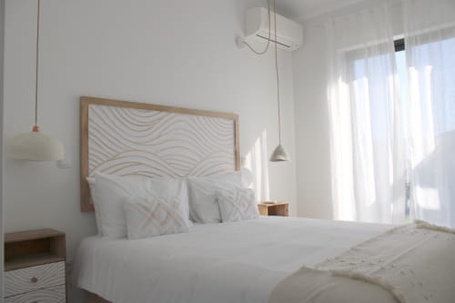 Quarto luminoso da villa Casa Cordoama em Bordeira com roupa de cama branca, cabeceira estampada, iluminação pendente e vista para o mar
