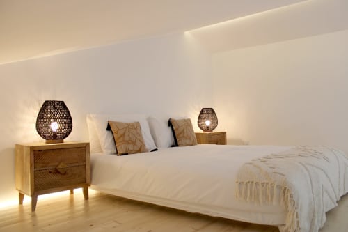 Quarto moderno da villa Casa Cordoama em Bordeira com luminárias de trama, mesinhas de cabeceira em madeira e vista para o mar