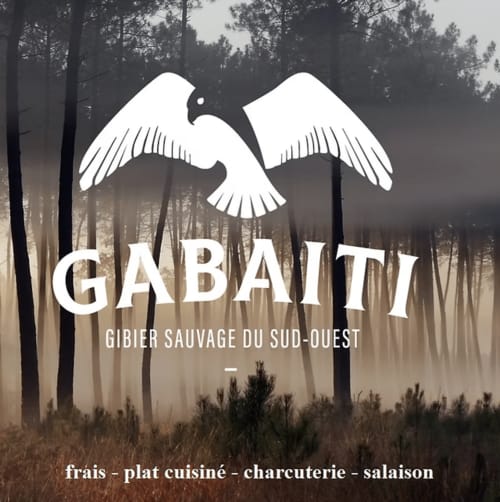 Gabait wild zwijn restaurantlogo met witte vogel en mistige bosachtergrond, Arengosse