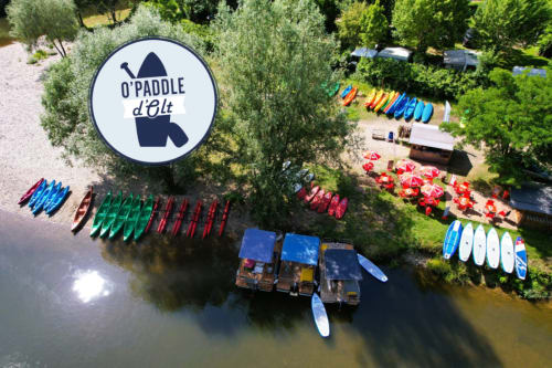 Centre de location de kayaks O'Paddle d'Olt avec kayaks et planches colorés à Saint Laurent D'Olt, France