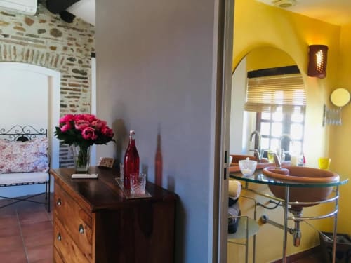 Suite climatisée au 2ème étage avec vue sur les patios. Lit Queen, salle de bains privative, TV. Petit déjeuner servi à table. Maximum 2 personnes.
