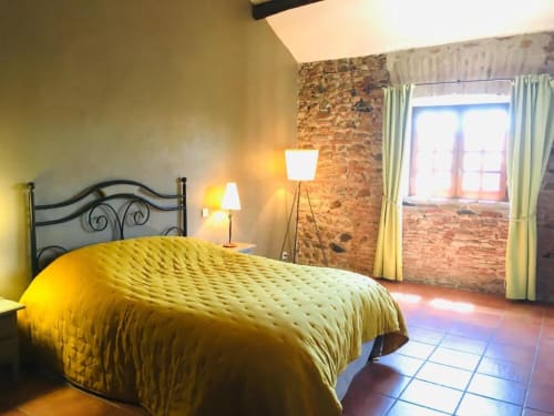 Chambre Mandarine à La Vieille Demeure, Torreilles. Chambre climatisée au 2ème étage avec lit Queen, salle de bains privative, TV. Petit déjeuner disponible. Max 2 personnes.