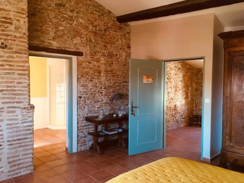 Chambre Mandarine à La Vieille Demeure, Torreilles. Chambre climatisée au 2ème étage avec lit Queen, salle de bains privative, TV. Petit déjeuner disponible. Max 2 personnes.