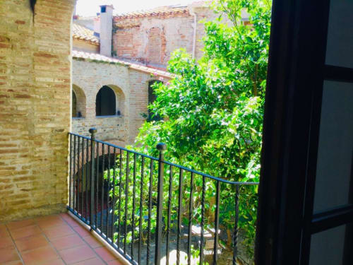 Suite climatisée avec terrasse privative et vue sur les patios. Lit Queen size, salle de bains privative, TV. Prix selon la saison. Petit déjeuner servi à table dans les patios ou au salon à partir de 12€/pers.
