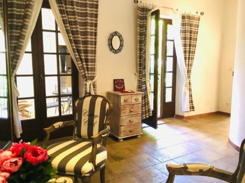 Suite climatisée avec terrasse privative et vue sur les patios. Lit Queen size, salle de bains privative, TV. Prix selon la saison. Petit déjeuner servi à table dans les patios ou au salon à partir de 12€/pers.