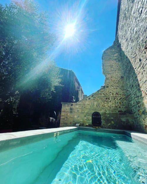 Piscine | Mur | Arbres | Soleil | Ciel
