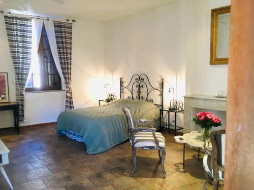Suite climatisée avec terrasse privative et vue sur les patios. Lit Queen size, salle de bains privative, TV. Prix selon la saison. Petit déjeuner servi à table dans les patios ou au salon à partir de 12€/pers.