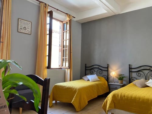 Chambre non climatisée avec 2 lits simples, salle de bains privative, TV. Prix selon saison. Petit déjeuner à partir de €12. Max 2 personnes. Wi-Fi, ventilateur, douche inclus.