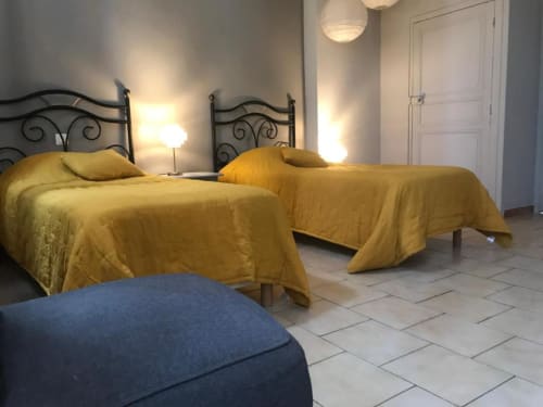 Chambre non climatisée avec 2 lits simples, salle de bains privative, TV. Prix selon saison. Petit déjeuner à partir de €12. Max 2 personnes. Wi-Fi, ventilateur, douche inclus.