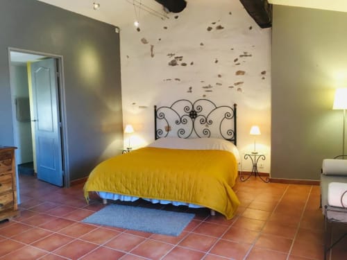 Suite climatisée au 2ème étage avec vue sur les patios. Lit Queen, salle de bains privative, TV. Petit déjeuner servi à table. Maximum 2 personnes.