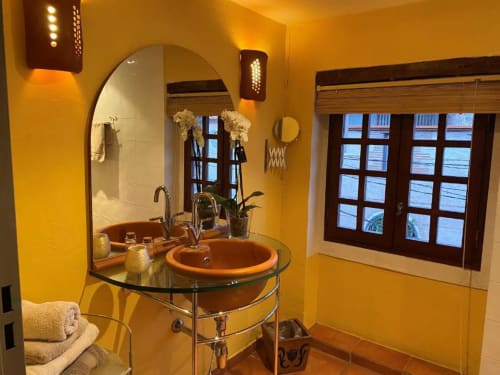 Suite climatisée au 2ème étage avec vue sur les patios. Lit Queen, salle de bains privative, TV. Petit déjeuner servi à table. Maximum 2 personnes.