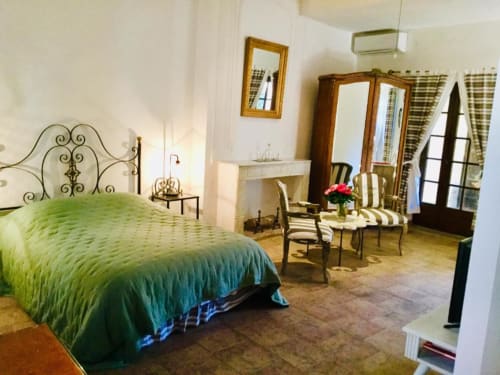 Suite climatisée avec terrasse privative et vue sur les patios. Lit Queen size, salle de bains privative, TV. Prix selon la saison. Petit déjeuner servi à table dans les patios ou au salon à partir de 12€/pers.