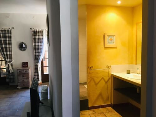 Suite climatisée avec terrasse privative et vue sur les patios. Lit Queen size, salle de bains privative, TV. Prix selon la saison. Petit déjeuner servi à table dans les patios ou au salon à partir de 12€/pers.