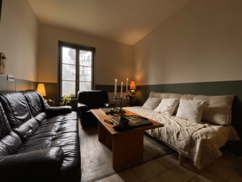 Découvrez notre gîte de groupe idéal pour 15 personnes, niché au cœur des Landes. Une location de vacances unique très bien équipée. Le Baccara Lodge, c'est une maison de vacances avec piscine, 8 chambres, 8 salles de bains, proche des plages landaises et de Contis. réserve d'Arjuzanx à 5 mins.