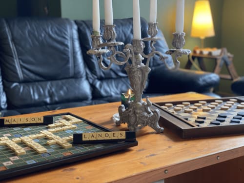 Découvrez notre gîte de groupe idéal pour 15 personnes, niché au cœur des Landes. Une location de vacances unique très bien équipée. Le Baccara Lodge, c'est une maison de vacances avec piscine, 8 chambres, 8 salles de bains, proche des plages landaises et de Contis. réserve d'Arjuzanx à 5 mins.