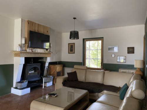 Découvrez notre gîte de groupe idéal pour 15 personnes, niché au cœur des Landes. Une location de vacances unique très bien équipée. Le Baccara Lodge, c'est une maison de vacances avec piscine, 8 chambres, 8 salles de bains, proche des plages landaises et de Contis. réserve d'Arjuzanx à 5 mins.