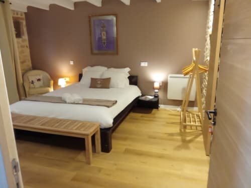 Découvrez notre chambre spacieuse au cœur de la belle ville de Le Croisic. Profitez de cette chambre entièrement rénovée au rez-de-chaussée, avec salle d'eau privative. Proche des commerces, restaurants et du port. Possibilité d'ajouter un lit bébé sur demande. Accès à un jacuzzi et à une cour intérieure calme. Les hôtes seront joignables pendant le séjour. Les équipements incluent climatisation, wifi, parking gratuit et plus.