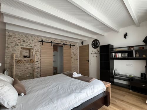 Découvrez notre chambre spacieuse au cœur de la belle ville de Le Croisic. Profitez de cette chambre entièrement rénovée au rez-de-chaussée, avec salle d'eau privative. Proche des commerces, restaurants et du port. Possibilité d'ajouter un lit bébé sur demande. Accès à un jacuzzi et à une cour intérieure calme. Les hôtes seront joignables pendant le séjour. Les équipements incluent climatisation, wifi, parking gratuit et plus.