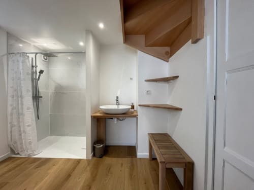 Découvrez notre chambre spacieuse au cœur de la belle ville de Le Croisic. Profitez de cette chambre entièrement rénovée au rez-de-chaussée, avec salle d'eau privative. Proche des commerces, restaurants et du port. Possibilité d'ajouter un lit bébé sur demande. Accès à un jacuzzi et à une cour intérieure calme. Les hôtes seront joignables pendant le séjour. Les équipements incluent climatisation, wifi, parking gratuit et plus.