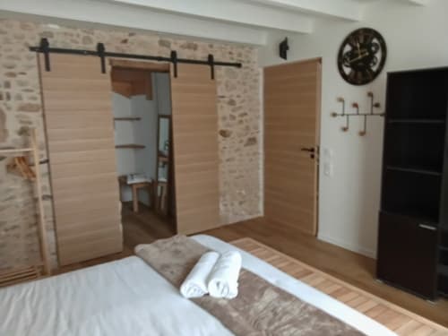 Découvrez notre chambre spacieuse au cœur de la belle ville de Le Croisic. Profitez de cette chambre entièrement rénovée au rez-de-chaussée, avec salle d'eau privative. Proche des commerces, restaurants et du port. Possibilité d'ajouter un lit bébé sur demande. Accès à un jacuzzi et à une cour intérieure calme. Les hôtes seront joignables pendant le séjour. Les équipements incluent climatisation, wifi, parking gratuit et plus.