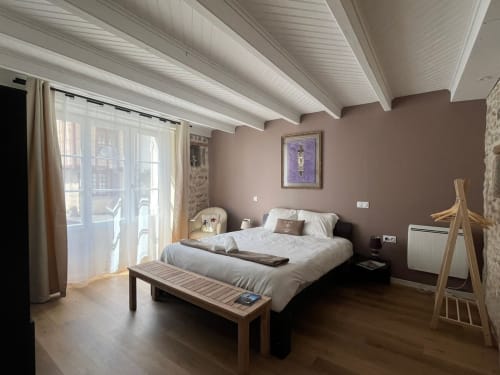 Découvrez notre chambre spacieuse au cœur de la belle ville de Le Croisic. Profitez de cette chambre entièrement rénovée au rez-de-chaussée, avec salle d'eau privative. Proche des commerces, restaurants et du port. Possibilité d'ajouter un lit bébé sur demande. Accès à un jacuzzi et à une cour intérieure calme. Les hôtes seront joignables pendant le séjour. Les équipements incluent climatisation, wifi, parking gratuit et plus.