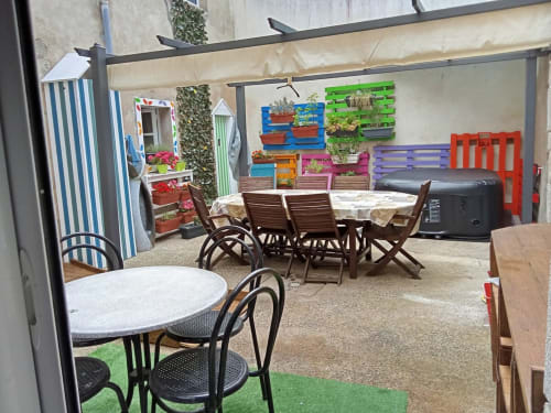 Découvrez notre chambre spacieuse au cœur de la belle ville de Le Croisic. Profitez de cette chambre entièrement rénovée au rez-de-chaussée, avec salle d'eau privative. Proche des commerces, restaurants et du port. Possibilité d'ajouter un lit bébé sur demande. Accès à un jacuzzi et à une cour intérieure calme. Les hôtes seront joignables pendant le séjour. Les équipements incluent climatisation, wifi, parking gratuit et plus.