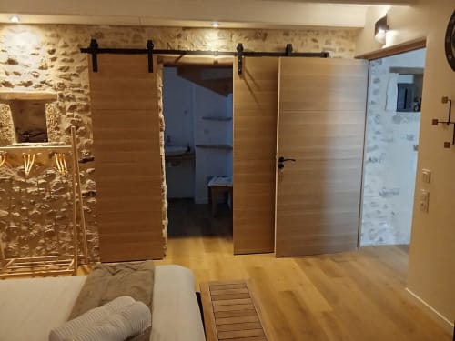 Découvrez notre chambre spacieuse au cœur de la belle ville de Le Croisic. Profitez de cette chambre entièrement rénovée au rez-de-chaussée, avec salle d'eau privative. Proche des commerces, restaurants et du port. Possibilité d'ajouter un lit bébé sur demande. Accès à un jacuzzi et à une cour intérieure calme. Les hôtes seront joignables pendant le séjour. Les équipements incluent climatisation, wifi, parking gratuit et plus.