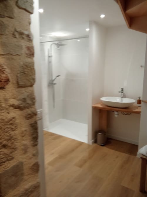 Découvrez notre chambre spacieuse au cœur de la belle ville de Le Croisic. Profitez de cette chambre entièrement rénovée au rez-de-chaussée, avec salle d'eau privative. Proche des commerces, restaurants et du port. Possibilité d'ajouter un lit bébé sur demande. Accès à un jacuzzi et à une cour intérieure calme. Les hôtes seront joignables pendant le séjour. Les équipements incluent climatisation, wifi, parking gratuit et plus.