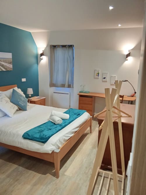 Au coeur de Le Croisic, découvrez la chambre d'hôte Les 3B - Chambre 2. Cette chambre rénovée et équipée se situe à l'étage, offrant intimité et confort. Profitez des commodités telles que climatisation, jacuzzi, wifi et parking gratuit. Réservez dès maintenant pour une expérience inoubliable dans cette cité de caractère.