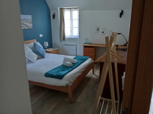 Au coeur de Le Croisic, découvrez la chambre d'hôte Les 3B - Chambre 2. Cette chambre rénovée et équipée se situe à l'étage, offrant intimité et confort. Profitez des commodités telles que climatisation, jacuzzi, wifi et parking gratuit. Réservez dès maintenant pour une expérience inoubliable dans cette cité de caractère.