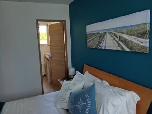 Au coeur de Le Croisic, découvrez la chambre d'hôte Les 3B - Chambre 2. Cette chambre rénovée et équipée se situe à l'étage, offrant intimité et confort. Profitez des commodités telles que climatisation, jacuzzi, wifi et parking gratuit. Réservez dès maintenant pour une expérience inoubliable dans cette cité de caractère.