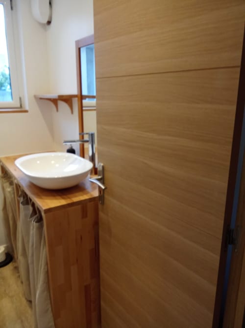 Au coeur de Le Croisic, découvrez la chambre d'hôte Les 3B - Chambre 2. Cette chambre rénovée et équipée se situe à l'étage, offrant intimité et confort. Profitez des commodités telles que climatisation, jacuzzi, wifi et parking gratuit. Réservez dès maintenant pour une expérience inoubliable dans cette cité de caractère.