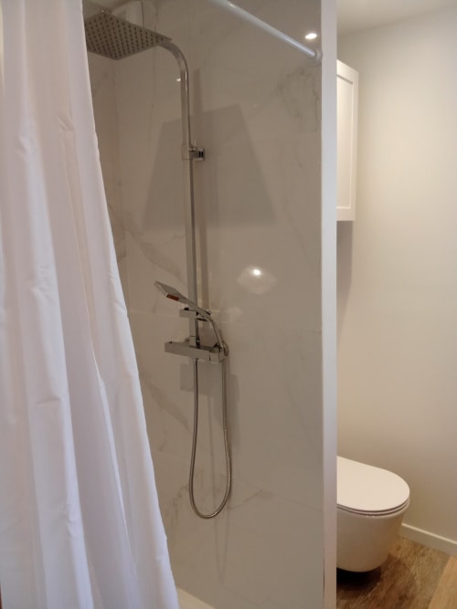 Au coeur de Le Croisic, découvrez la chambre d'hôte Les 3B - Chambre 2. Cette chambre rénovée et équipée se situe à l'étage, offrant intimité et confort. Profitez des commodités telles que climatisation, jacuzzi, wifi et parking gratuit. Réservez dès maintenant pour une expérience inoubliable dans cette cité de caractère.