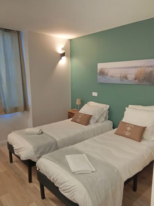 Découvrez la chambre Les 3B - Chambre 3 au cœur du Croisic. Entièrement rénovée, avec salle d'eau, douche, lavabo et WC privatifs. Deux lits simples, proximité des commerces et restaurants. Profitez du jacuzzi et de la cour intérieure calme pendant votre séjour. WiFi, climatisation et parking gratuit disponibles. Réservez dès maintenant!