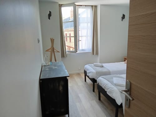 Découvrez la chambre Les 3B - Chambre 3 au cœur du Croisic. Entièrement rénovée, avec salle d'eau, douche, lavabo et WC privatifs. Deux lits simples, proximité des commerces et restaurants. Profitez du jacuzzi et de la cour intérieure calme pendant votre séjour. WiFi, climatisation et parking gratuit disponibles. Réservez dès maintenant!