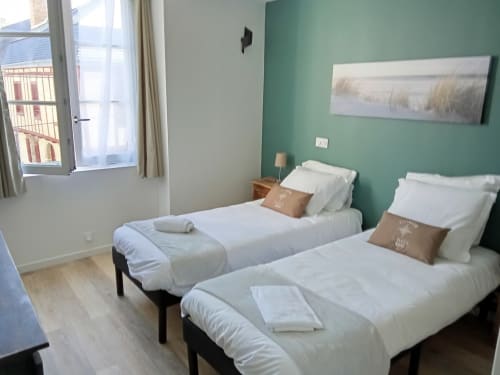 Découvrez la chambre Les 3B - Chambre 3 au cœur du Croisic. Entièrement rénovée, avec salle d'eau, douche, lavabo et WC privatifs. Deux lits simples, proximité des commerces et restaurants. Profitez du jacuzzi et de la cour intérieure calme pendant votre séjour. WiFi, climatisation et parking gratuit disponibles. Réservez dès maintenant!