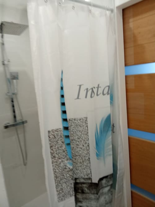 Découvrez la chambre Les 3B - Chambre 3 au cœur du Croisic. Entièrement rénovée, avec salle d'eau, douche, lavabo et WC privatifs. Deux lits simples, proximité des commerces et restaurants. Profitez du jacuzzi et de la cour intérieure calme pendant votre séjour. WiFi, climatisation et parking gratuit disponibles. Réservez dès maintenant!