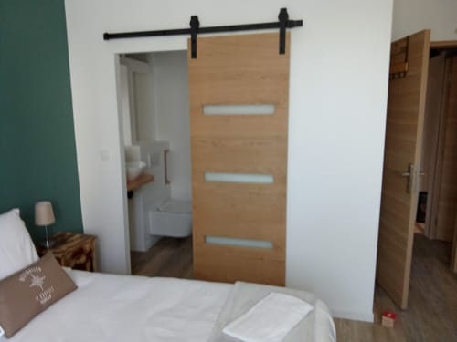 Découvrez la chambre Les 3B - Chambre 3 au cœur du Croisic. Entièrement rénovée, avec salle d'eau, douche, lavabo et WC privatifs. Deux lits simples, proximité des commerces et restaurants. Profitez du jacuzzi et de la cour intérieure calme pendant votre séjour. WiFi, climatisation et parking gratuit disponibles. Réservez dès maintenant!