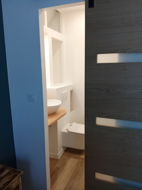 Découvrez la chambre Les 3B - Chambre 3 au cœur du Croisic. Entièrement rénovée, avec salle d'eau, douche, lavabo et WC privatifs. Deux lits simples, proximité des commerces et restaurants. Profitez du jacuzzi et de la cour intérieure calme pendant votre séjour. WiFi, climatisation et parking gratuit disponibles. Réservez dès maintenant!