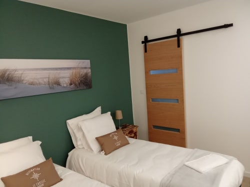 Découvrez la chambre Les 3B - Chambre 3 au cœur du Croisic. Entièrement rénovée, avec salle d'eau, douche, lavabo et WC privatifs. Deux lits simples, proximité des commerces et restaurants. Profitez du jacuzzi et de la cour intérieure calme pendant votre séjour. WiFi, climatisation et parking gratuit disponibles. Réservez dès maintenant!