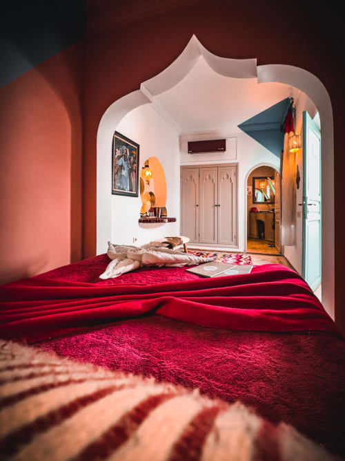 Ruby bedroom at Riad Les Lauriers Blancs in Marrakech with red bedding, arched ceilings, and traditional Moroccan decor