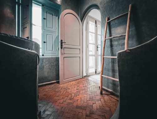 Entrée de la suite Saphir au Riad Les Lauriers Blancs, Marrakech avec portes en arc et carrelage chevron