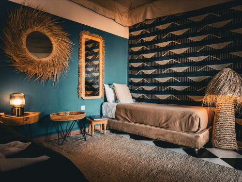 Chambre turquoise du Riad Les Lauriers Blancs à Marrakech avec décor tissé, lit marron et murs bleu-vert