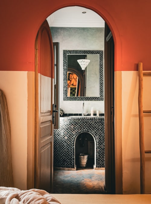 Entrée en arche de la salle de bains Pearl au Riad Les Lauriers Blancs, Marrakech, avec zellige marocain et décor traditionnel