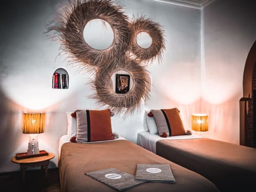 Chambre Ambre du Riad Les Lauriers Blancs à Marrakech. Lits jumeaux avec tête de lit décorée d'art capillaire, éclairage chaleureux, ambiance traditionnelle