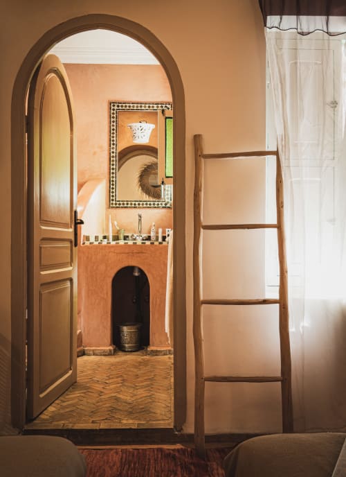 Salle de bain Amber au Riad Les Lauriers Blancs à Marrakech avec portail voûté et décor marocain traditionnel
