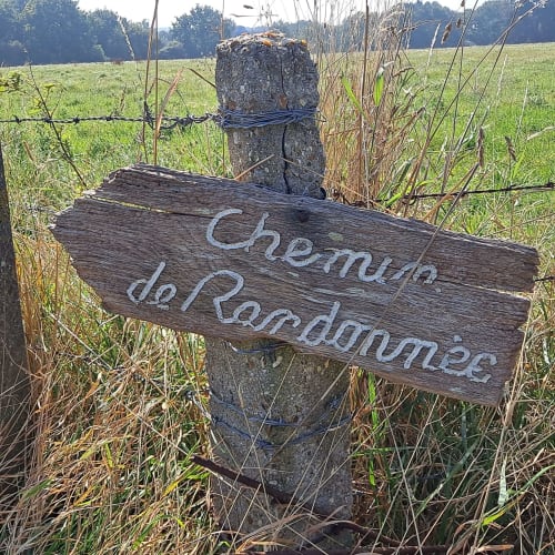 Pancarte "chemin de randonnée" à deux pas des gîtes la Moussette et la Clozette