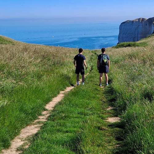 Partis du Clos Delamare, deux randonneurs sur le GR21 