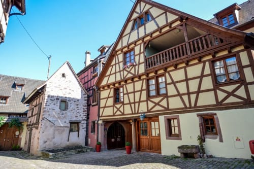 Façade colorée des Appartements de Louise à Riquewihr, maison alsacienne traditionnelle
